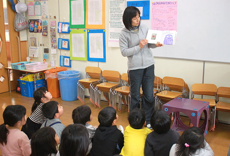 絵本読み聞かせ